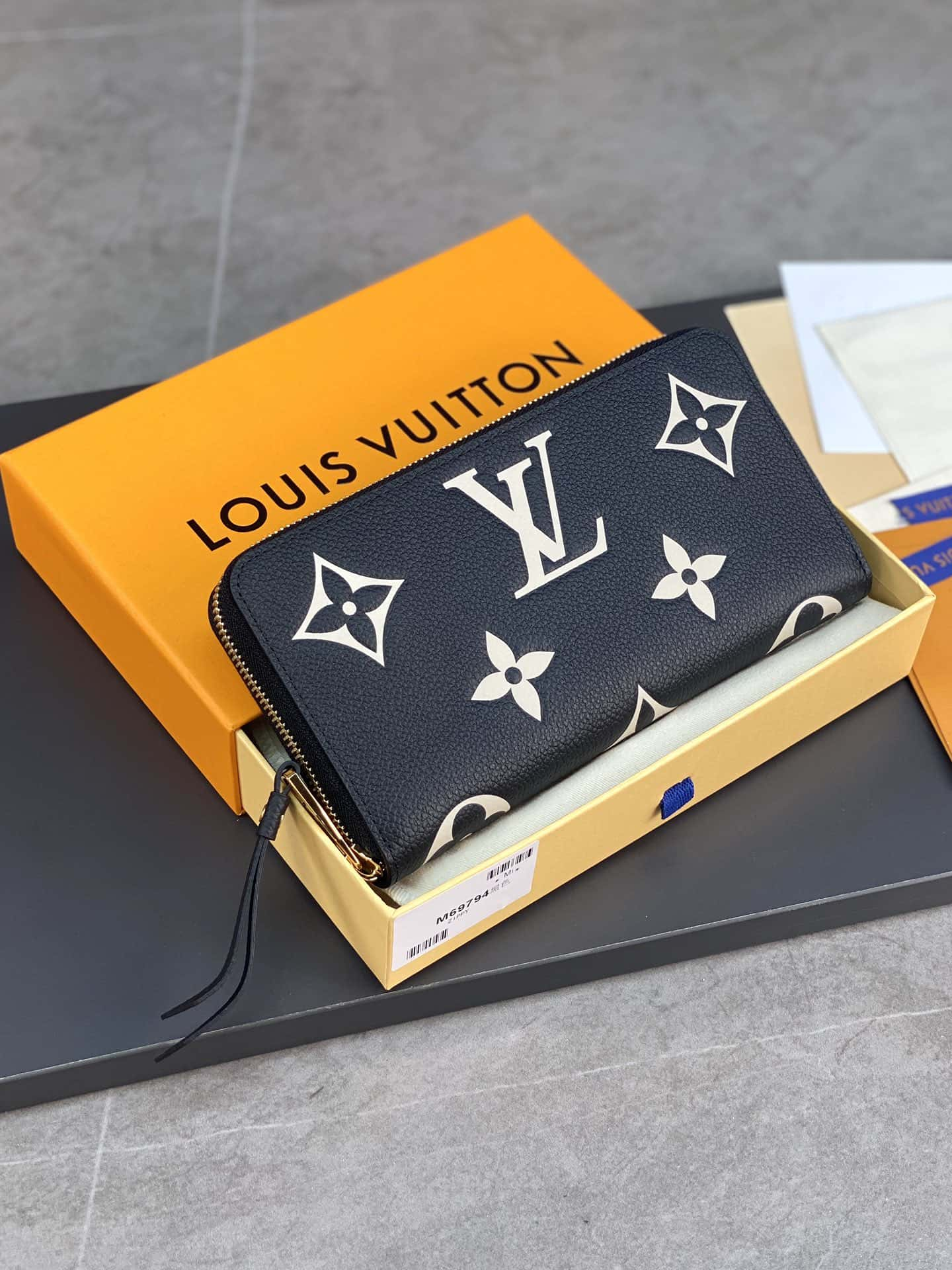 Louis Vuitton Horizon 55 Chalk in Embossed Cowhide Leather with Silver-tone  - US