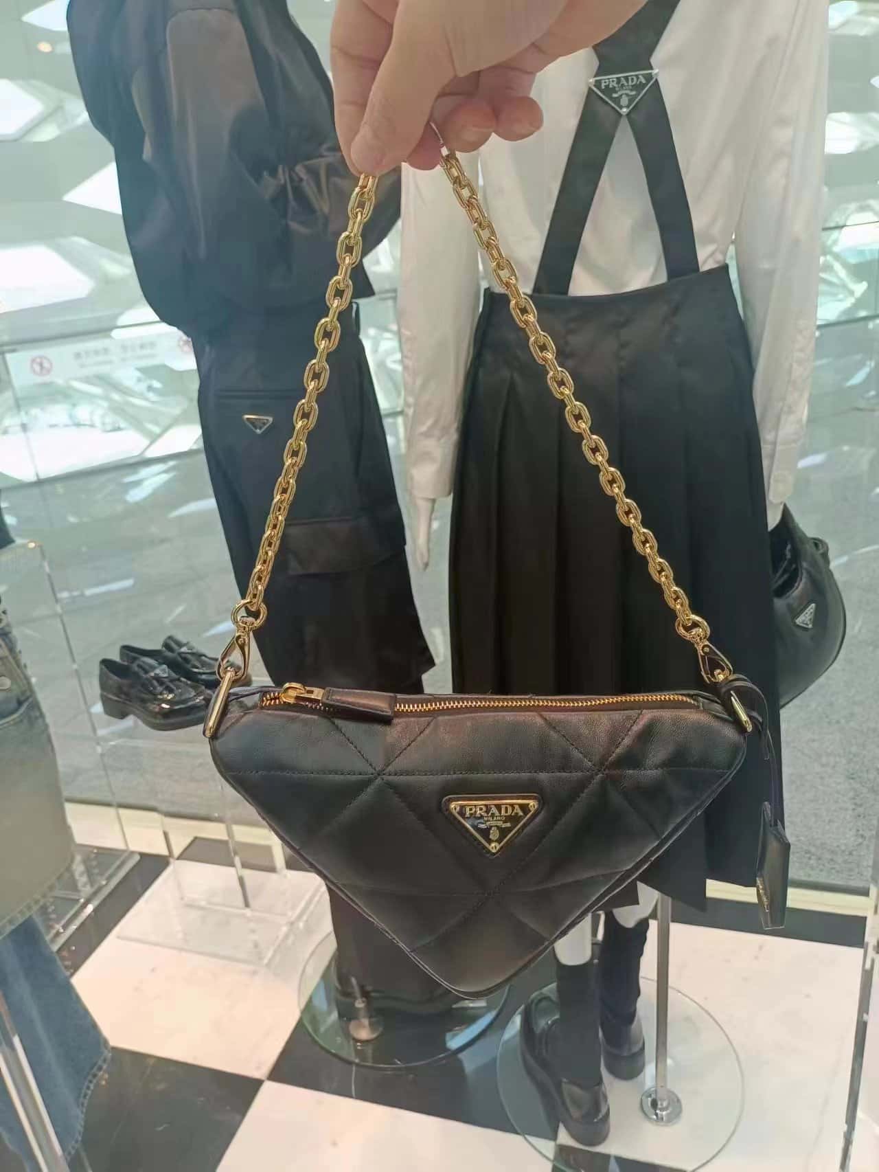 PRADA普拉达绣格三角包1BH190
